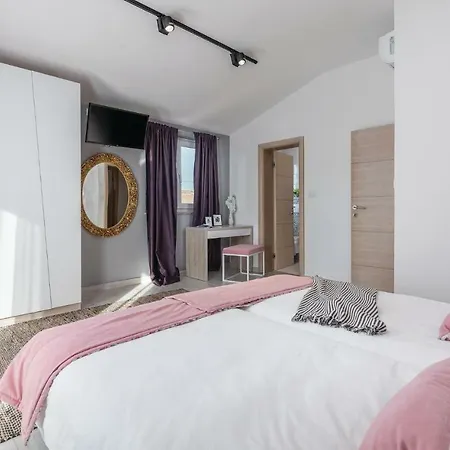 Сasa de vacaciones Four Bedroom Holiday In Nova Vas