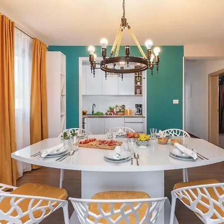 Four Bedroom Holiday In Nova Vas Сasa de vacaciones