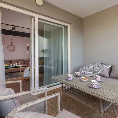 Four Bedroom Holiday In Nova Vas Сasa de vacaciones *