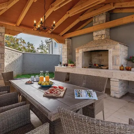 Four Bedroom Holiday In Nova Vas *