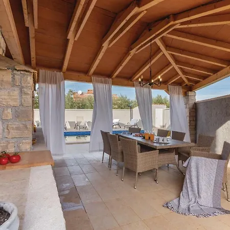 Four Bedroom Holiday In Nova Vas Сasa de vacaciones