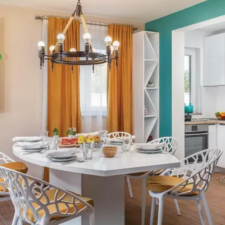 Four Bedroom Holiday In Nova Vas Сasa de vacaciones *