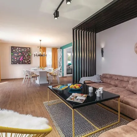 Four Bedroom Holiday In Nova Vas *